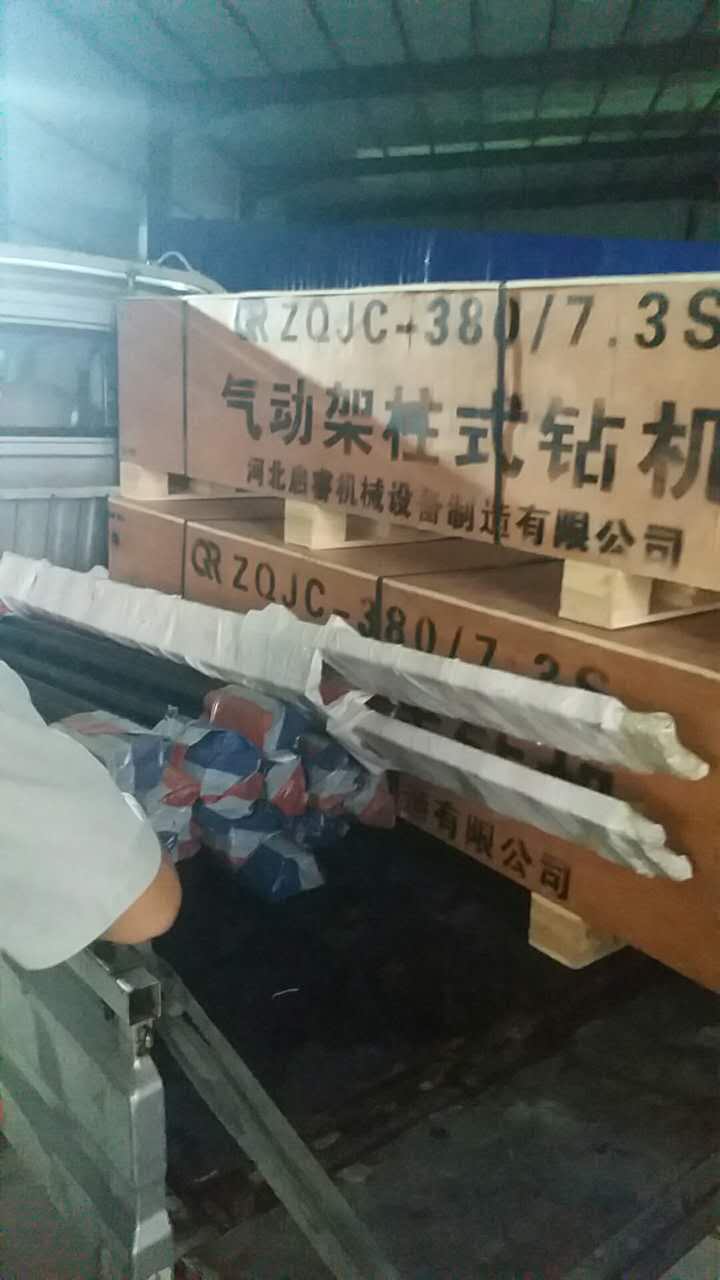 氣動探水鉆機經(jīng)風(fēng)冒雨，及時送往山西襄垣